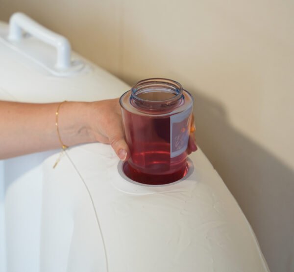 Comfortabel zitje in bevalbad met twee bekerhouders, ideaal voor ontspanning tijdens thuisbevalling.