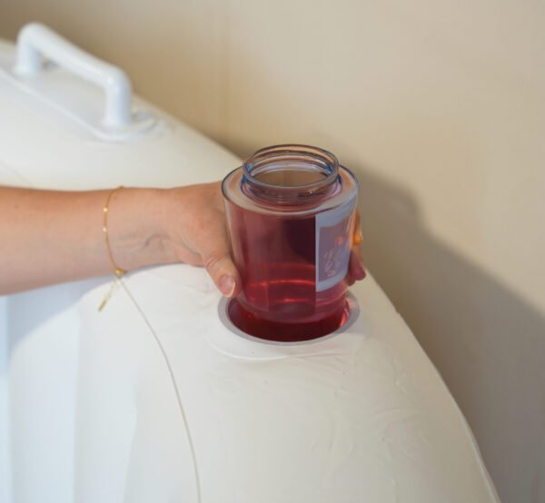 Comfortabel zitje in bevalbad met twee bekerhouders, ideaal voor ontspanning tijdens thuisbevalling.