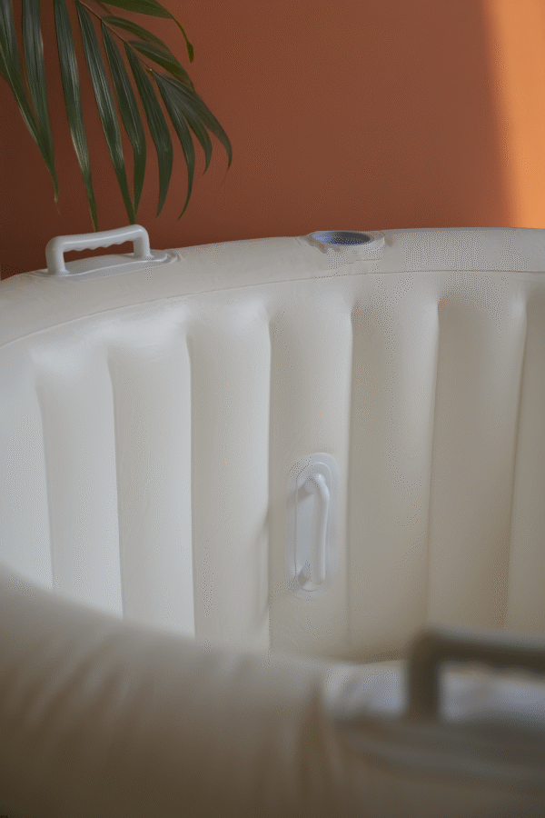 Rustige badbevalling thuis met prachtig bevalbad en warme waterondersteuning.