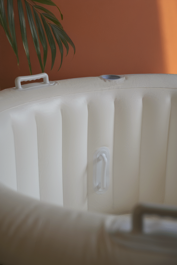 Rustige badbevalling thuis met prachtig bevalbad en warme waterondersteuning.