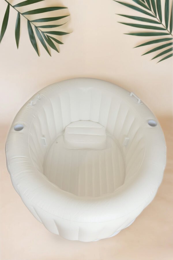 Bevalbad accessoires: vier handgrepen en comfortabel zitje zorgen voor optimale ondersteuning en ontspanning.