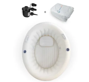 Home Een complete bevalbad set bestaande uit een wit opblaasbaar bevalbad, een elektrische luchtpomp met opzetstukken en een hygiënische binnenhoes met het BevalbadThuis logo.