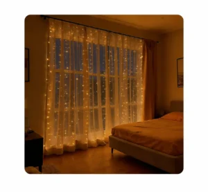 Warm geel led-lichtgordijn opgehangen voor de ramen van een slaapkamer naast het bed voor een rustgevende sfeer