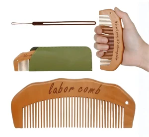 Home Productoverzicht van de houten bevalkam met groen hoesje, polsbandje en een hand die de kam vasthoudt tijdens een wee.