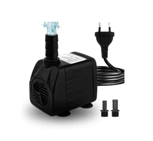 Een zwarte elektrische dompelpomp met een EU-stekker en twee extra opzetstukken, waarbij water uit de bovenkant spuit, op een lichte achtergrond.