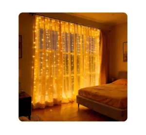 Warm geel led-lichtgordijn opgehangen voor de ramen van een slaapkamer naast het bed voor een rustgevende sfeer.
