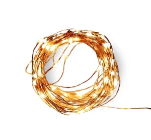 Home Een opgerold koperkleurig lichtsnoer van 12 meter met 100 warm witte led-lampjes op een egale witte achtergrond.
