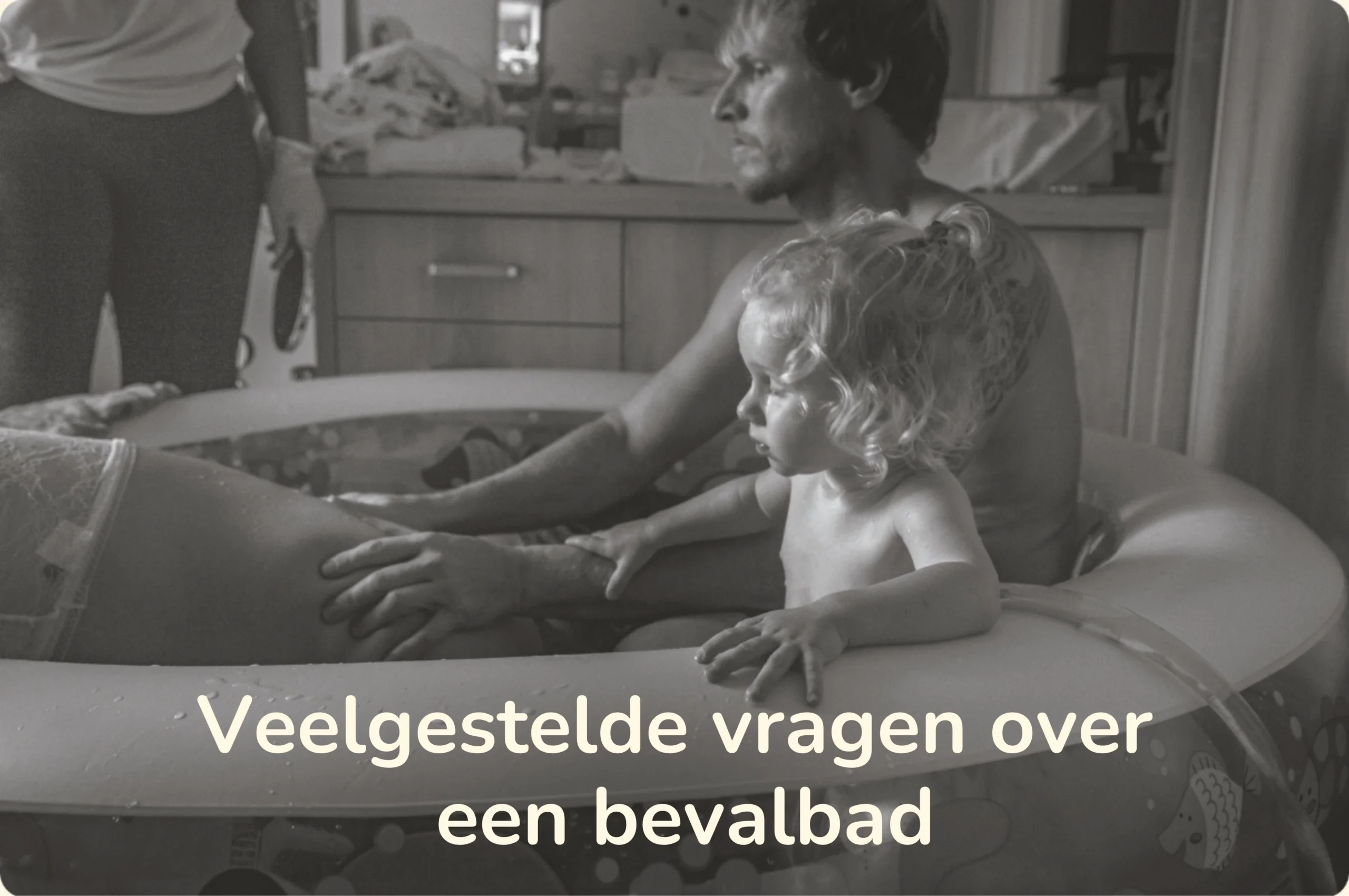 Een vader en kind in een BevalbadThuis bevalbad met de tekst 'Veelgestelde vragen over een bevalbad' voor een thuisbevalling.